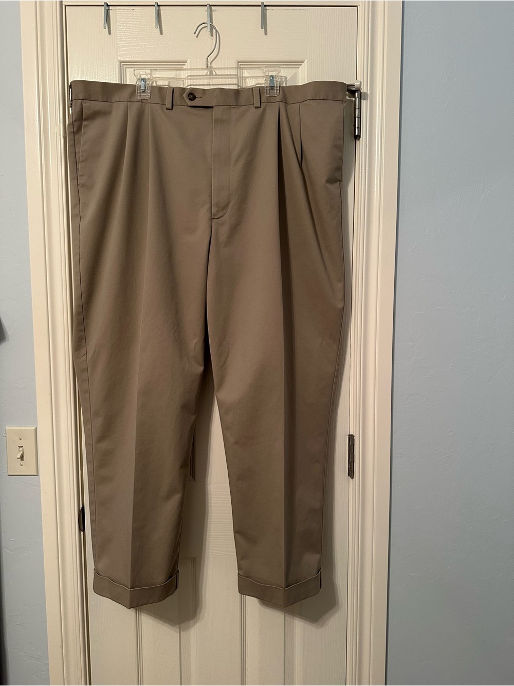 Roundtree & Yorke Men’s Dress Pants Tan Beige Pleated Front Cuffs Size 46 X 29